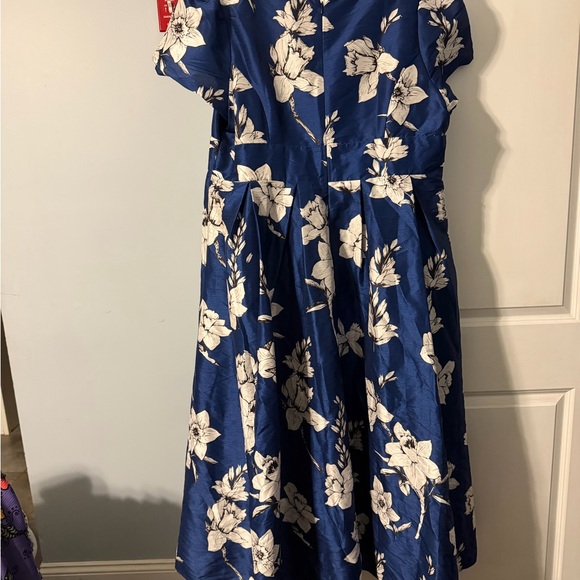Elegant Blue and White Floral Formal Dress - Picture 2 of 2